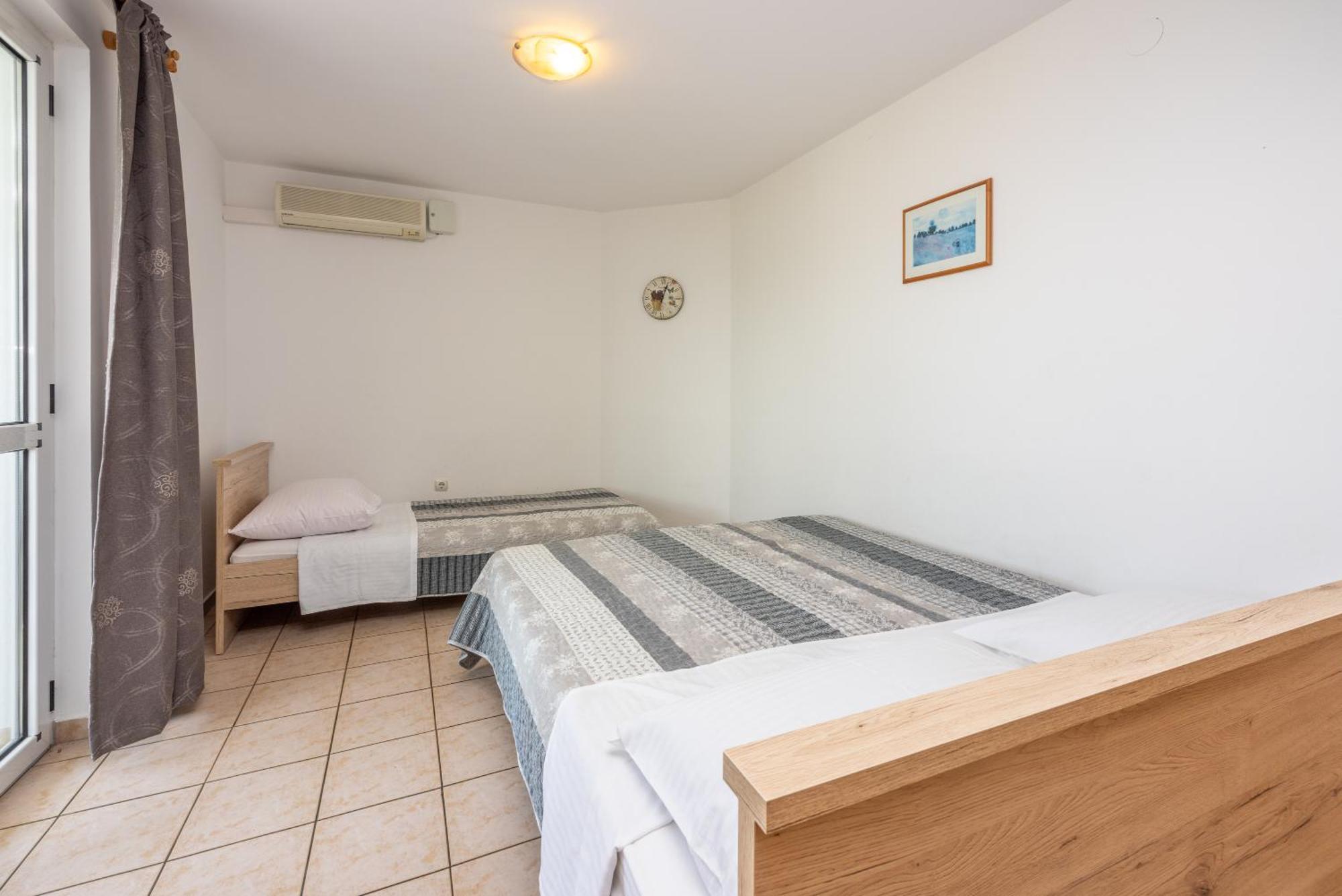 Apartments Obradovic Dramalj Buitenkant foto